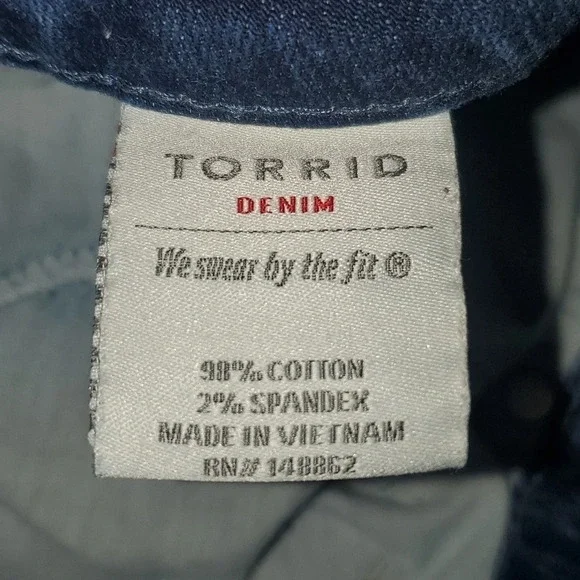 Torrid Medium Wash Frayed Denim Jean Shorts Women’s Size 24 - Picture 8 of 11